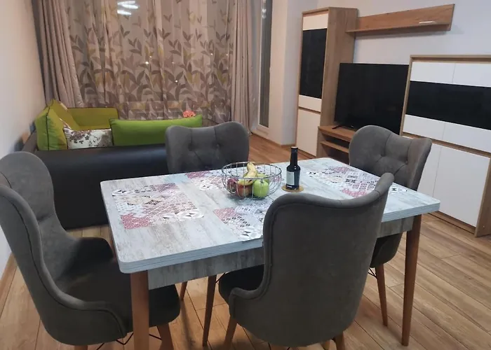 New Apartment Near City Center With Free Parking